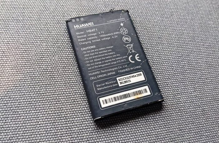 what is in the cellphone battery