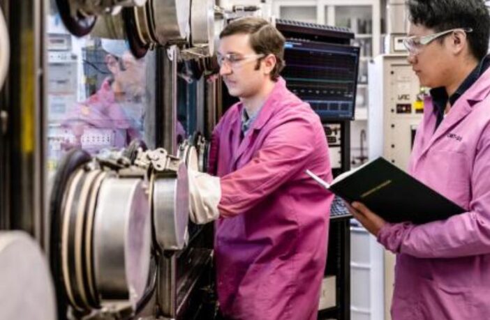 recycling batteries with molten salts